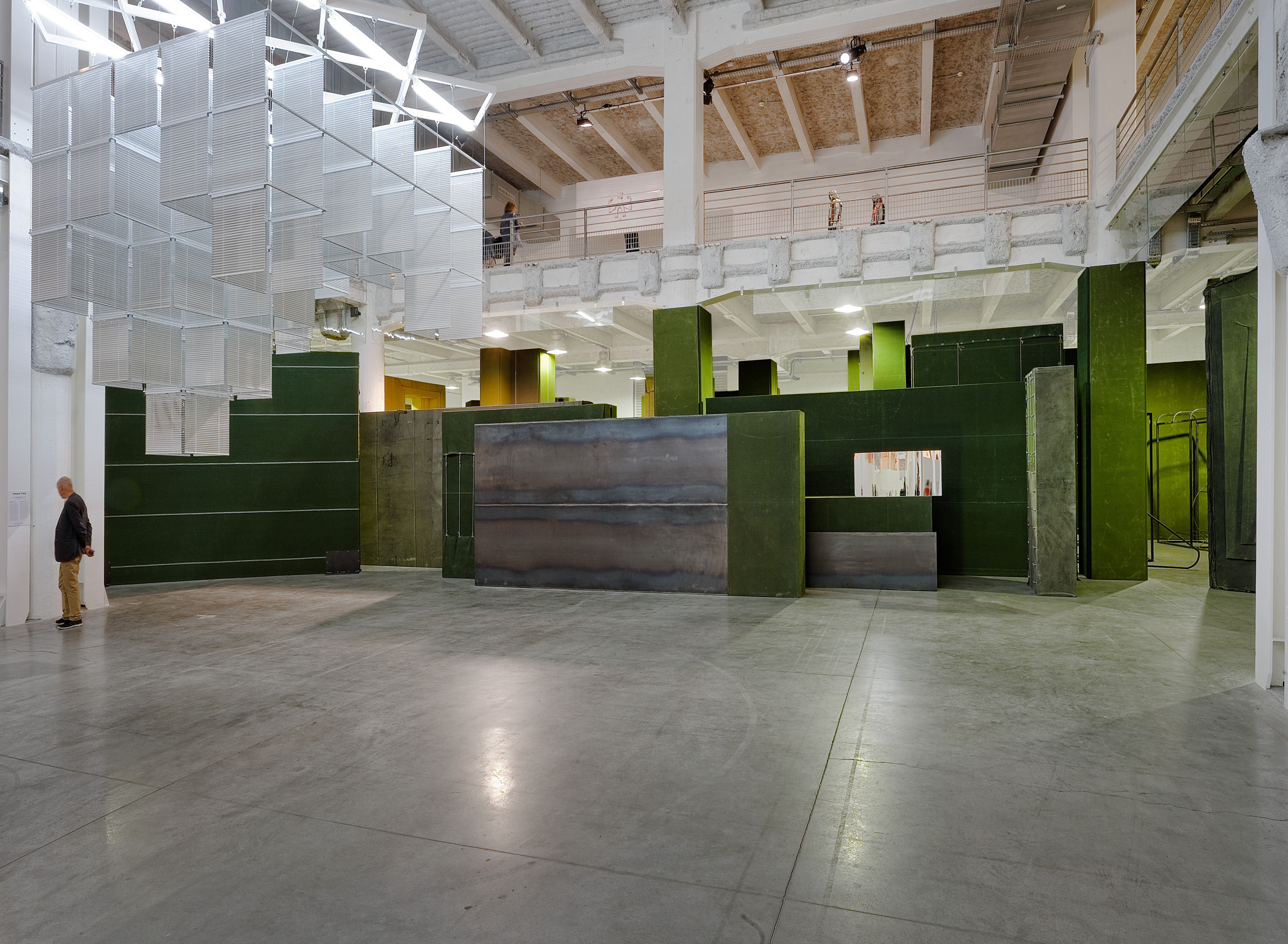 A gauche (plafond) : "Sol LeWitt Upside Down – Structure with Three Towers, Expanded 23 Times, Split in Three", Haegue YANG, 2015 Au fond : "Enigma", Wei LIU, 2014